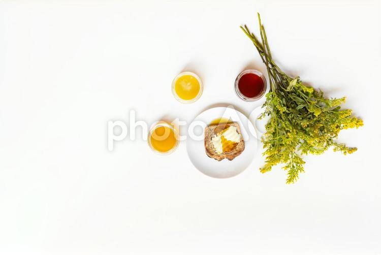 真上から見た蜂蜜とミモザとパン 天然素材,保湿,自然由来の写真素材