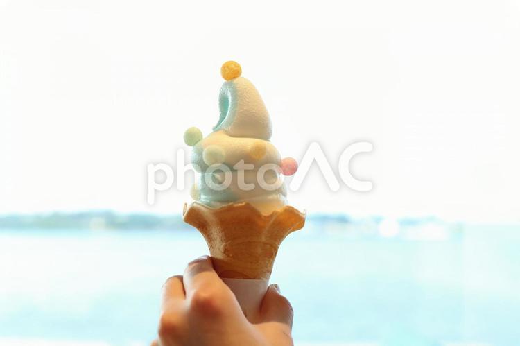 海とソフトクリーム 手,アイス,ソフトクリームの写真素材