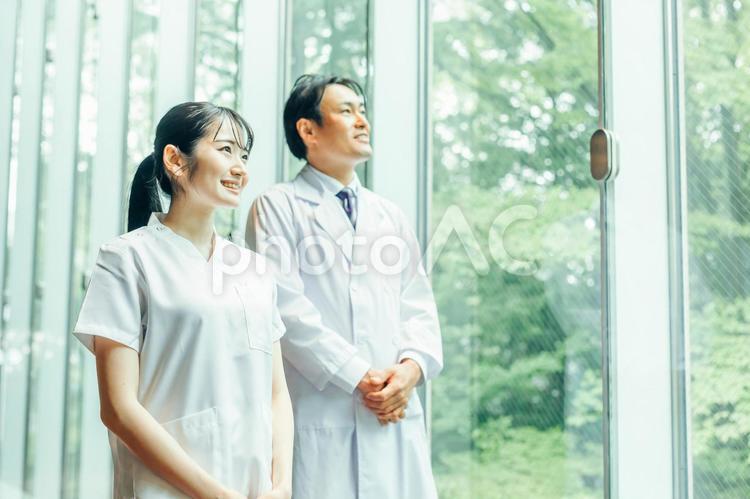 白衣を着た男性と女性 病院,医者,看護師の写真素材