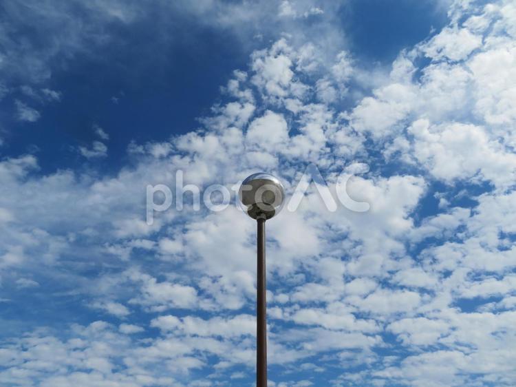 青空と雲と街灯 青空,雲,街灯の写真素材