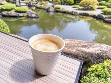 一杯のホットコーヒーと池のある庭園 一杯のホットコーヒーと池のある庭園 ホットコーヒー,珈琲,二杯の写真素材