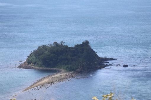青い海に浮かぶ緑の樹々と浜のある無人島 青い海に浮かぶ緑の樹々と浜のある無人島の写真