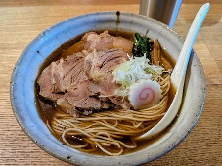 醤油ラーメン ラーメン 醤油ラーメン ラーメンの写真