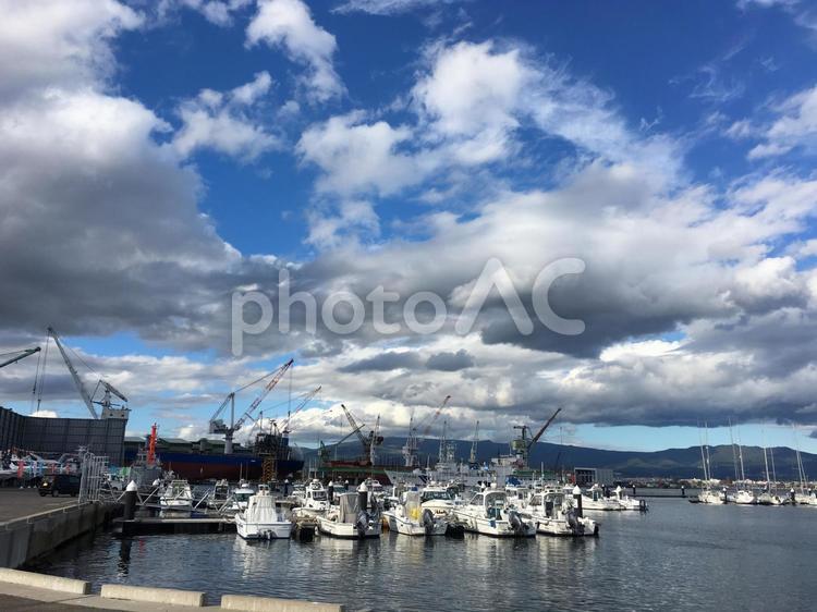 青い空と白い雲と港 空,函館,海の写真素材