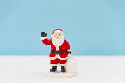 水色背景に立つサンタクロースのミニチュア クリスマス,サンタクロース,ミニチュアの写真素材