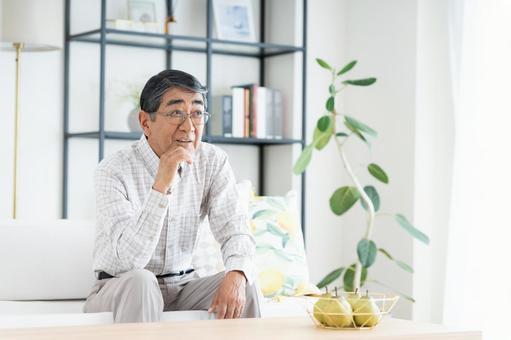 リビングでくつろぐシニアの男性 リビングでくつろぐシニアの男性 シニア,男性,セカンドライフの写真素材