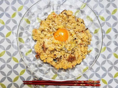 卵黄チャーハン(箸あり) 卵黄チャーハン(箸あり) チャーハン,卵黄,照りの写真素材