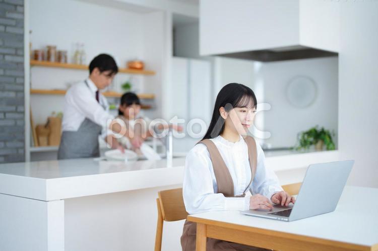 キッチンで皿洗いする親子と在宅ワークする女性 家族,女の子,女性の写真素材
