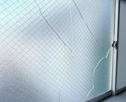 Photo, glass, window, thermal cracking, 