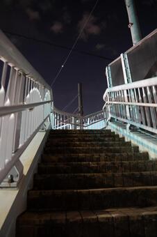 夜の歩道橋の階段 歩道橋,階段,夜の写真素材