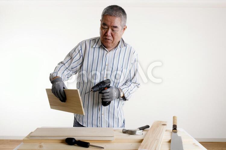 シニア男性とDIY 高齢者,男性,日本人の写真素材