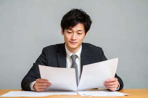 書類をチェックするビジネスマンの写真
