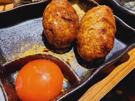 つくね 卵黄 つくね 卵黄 焼き鳥,盛り付け,串焼きの写真素材