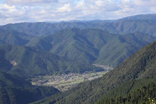 雲と緑の山々と山あいの村の見える風景 雲,緑,山々の写真素材
