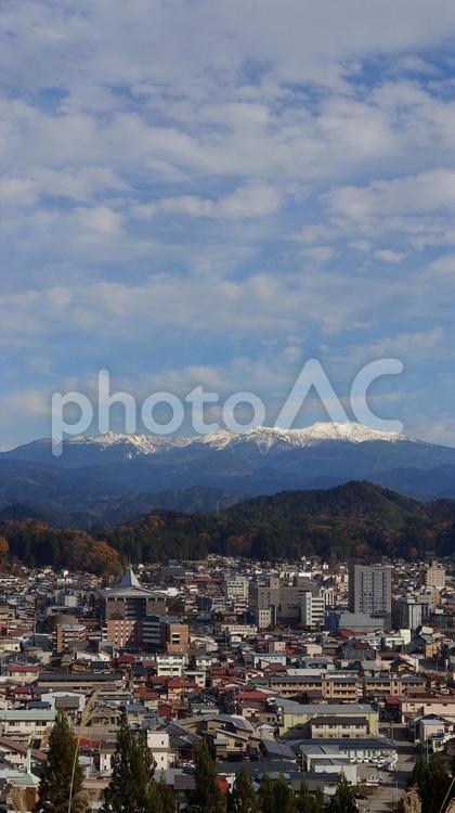 岐阜県-高山の町並みと乗鞍岳 山,山なみ,町並みの写真素材
