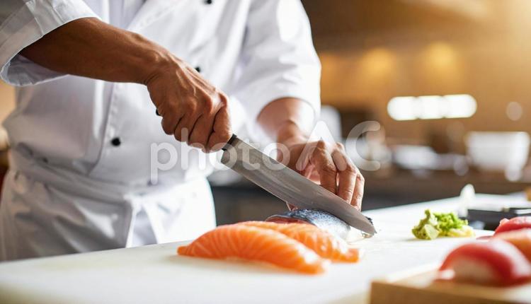 寿司職人の技　魚をさばいている職人 板前,寿司,包丁の写真素材