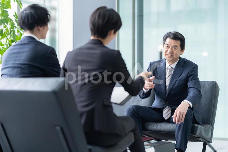 オフィスで打ち合わせをするビジネスマン ビジネス,会議,ビジネスマンの写真素材