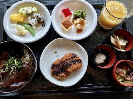 ホテルの朝食 マグロ丼,海鮮丼,コロッケの写真素材