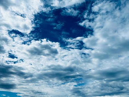 くもり空、青空、空 くもり空,道,空の写真素材