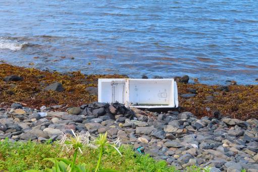 海岸に漂着した冷蔵庫 海岸に漂着した冷蔵庫 海,海岸,砂浜の写真素材