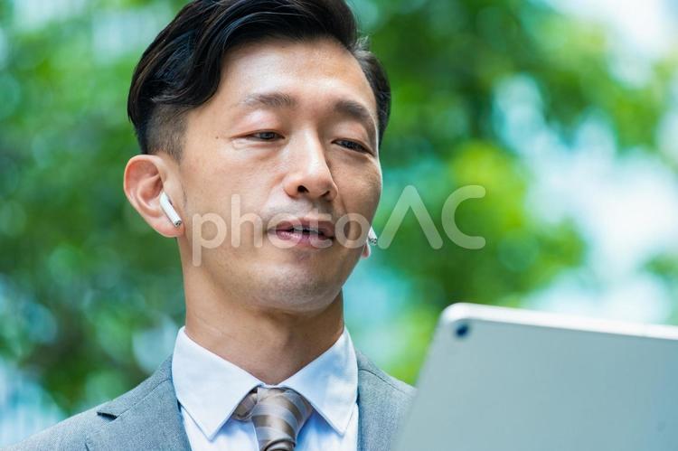 タブレットPCの画面を見るビジネスマン  ビジネス,ビジネスマン,相談の写真素材