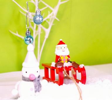 ソリに乗ったサンタ⑤ クリスマス,サンタクロース,ソリの写真素材