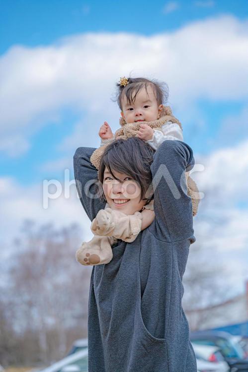 爽やかな青空と親子(その１４) 子供,赤ちゃん,家族の写真素材