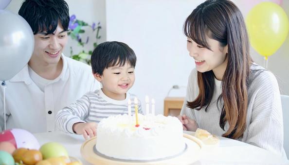 家族で子どもの誕生日を祝う 家族で子どもの誕生日を祝うの写真