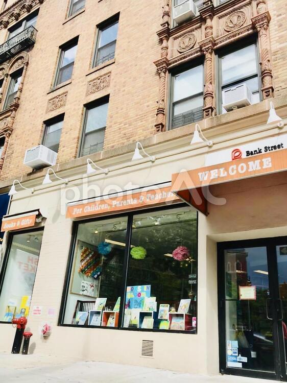 ニューヨーク、街角の本屋さん 書店,本屋,建物の写真素材