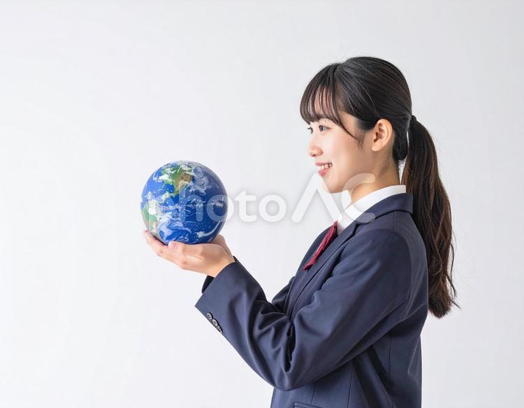 地球のような球体を持った女子生徒 地球,女子生徒,球体の写真素材