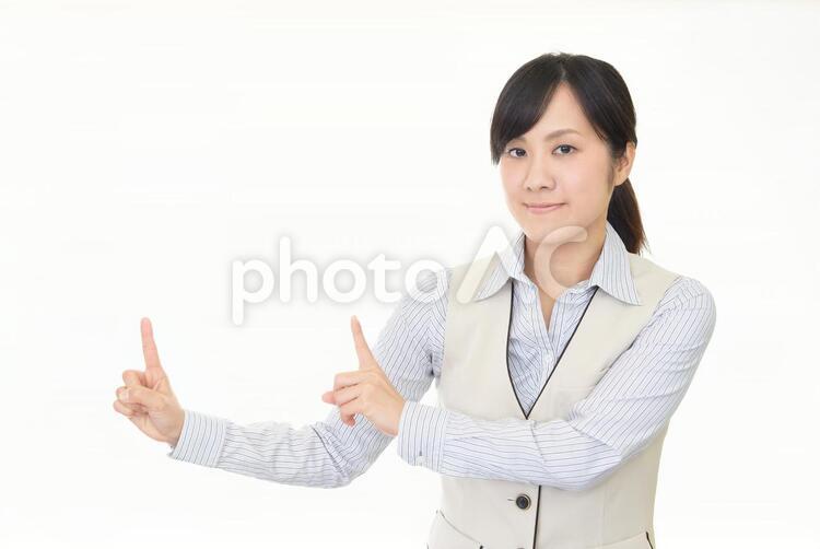 指示する笑顔のビジネスウーマン 女性,ビジネスウーマン,女の写真素材