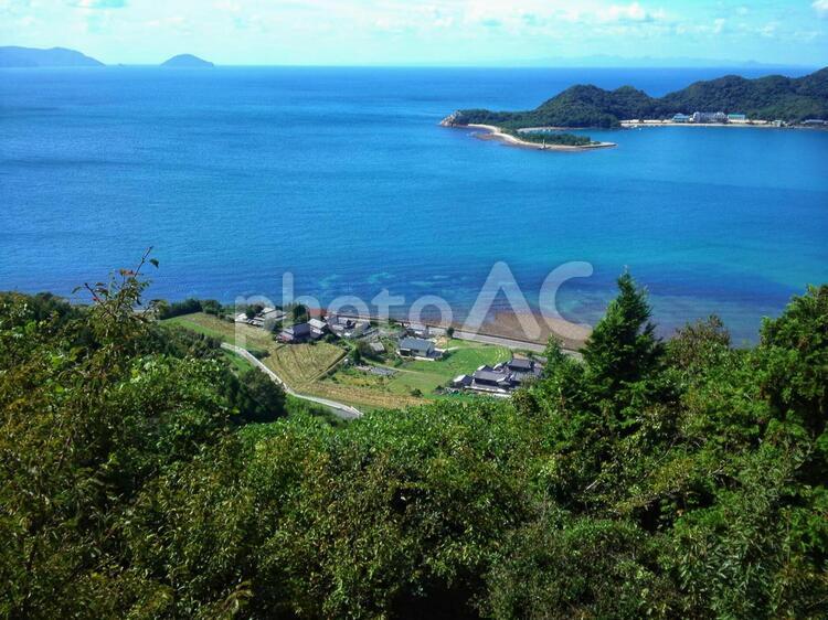 山の展望台から見下ろす港町と山と海と半島　フリー素材無料素材イメージ 絶景,青空,山の写真素材