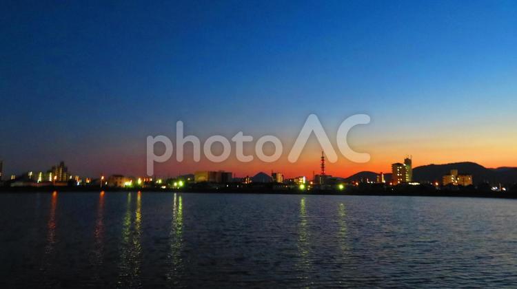 ５月下旬の野田池の夕焼け 背景,夕焼け,日の入りの写真素材