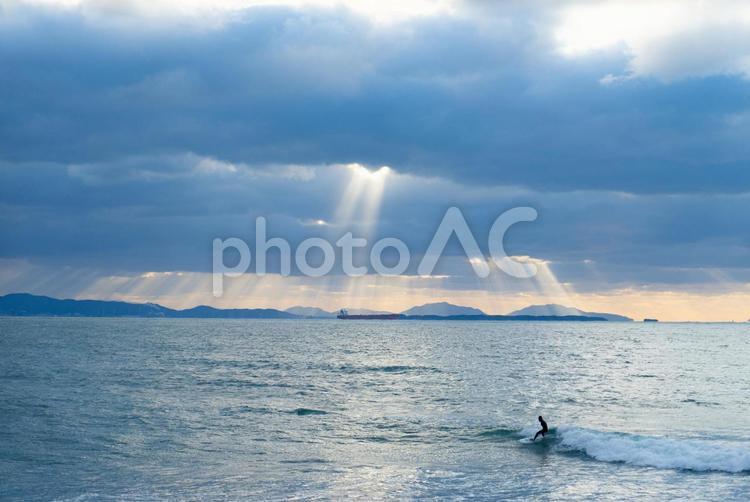 サーファーと天使のはしご サーフィン,海,サーファーの写真素材