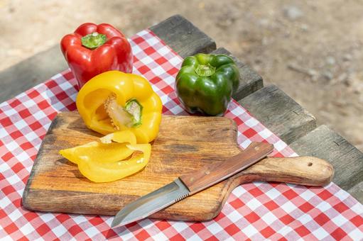 カッティングボードとカット中のパプリカ パプリカ,包丁,切るの写真素材