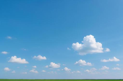 積雲がゆっくりと流れる夏の青空 積雲がゆっくりと流れる夏の青空の写真