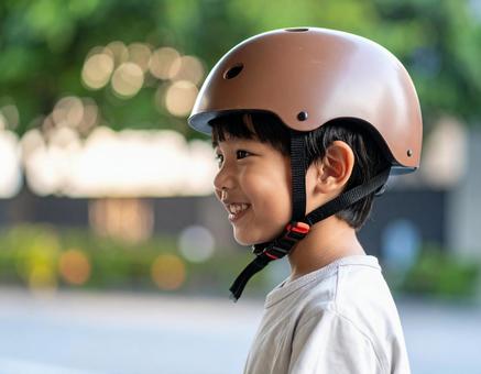 自転車用ヘルメットをかぶる男の子 自転車用ヘルメットをかぶる男の子の写真