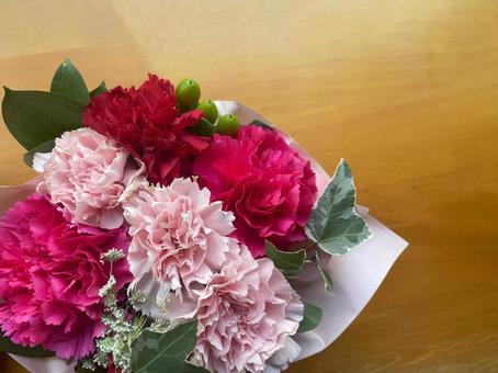 ピンクと赤のカーネーションの花束 ピンクと赤のカーネーションの花束 カーネーション,ピンク,赤の写真素材