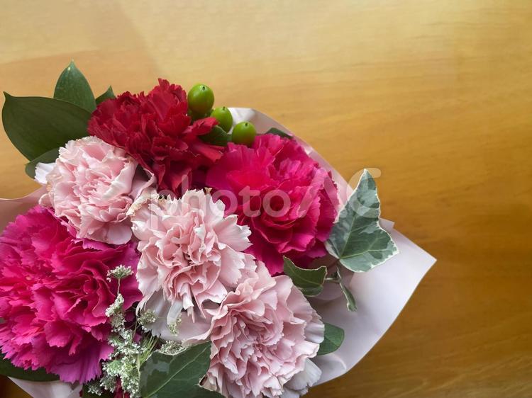 ピンクと赤のカーネーションの花束 カーネーション,ピンク,赤の写真素材