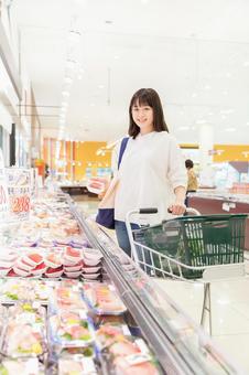 スーパーで買物をする若い女性 スーパーで買物をする若い女性 スーパー,女性,日本人の写真素材