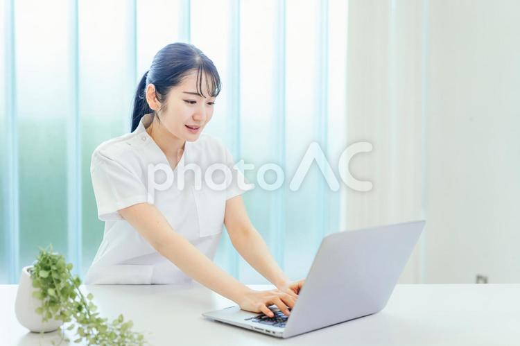 パソコンを使う白衣姿の女性 看護師,ナース,医療事務の写真素材