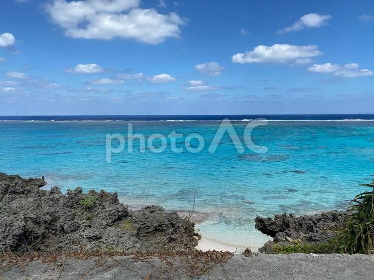 与論島の海　青い海と白い雲　海岸 与論島,海,空の写真素材