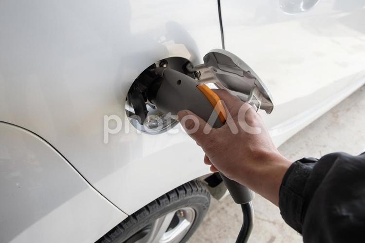 電気自動車　１　普通充電器を差し込む様子 電気,電気自動車,充電器の写真素材