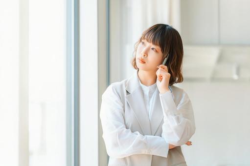 考えごとをする若い女性・ビジネスウーマン 考えごとをする若い女性・ビジネスウーマン 女性,考える,悩むの写真素材