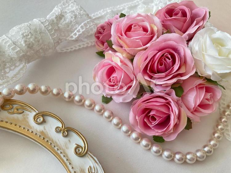 ピンク・白の薔薇とレースとパール ピンク,薔薇,レースの写真素材