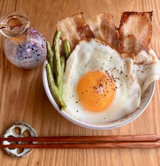 目玉焼とベーコンといんげん豆が乗った丼 目玉焼とベーコンといんげん豆が乗った丼 目玉焼き,ベーコン,丼の写真素材