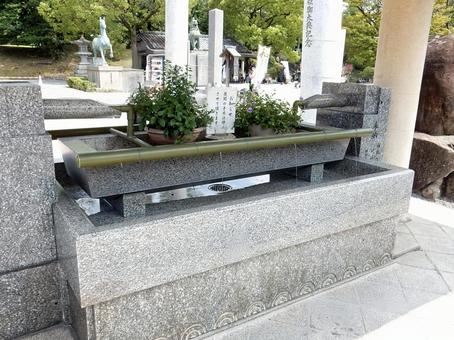 【風景写真】廣島護国神社の風景 廣島護国神社,護国神社,手水舎の写真素材