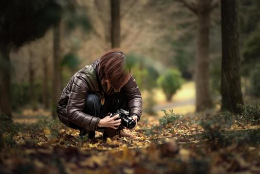 R<素材>秋の森の中で写真撮影をする女性 R<素材>秋の森の中で写真撮影をする女性 女性,紅葉,落ち葉の写真素材