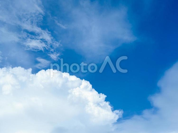 夏の青空に浮かぶもくもく雲 青空,晴れ,雲の写真素材