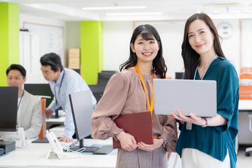 オフィスで働く男女のエンジニア 会議,ビジネス,エンジニアの写真素材